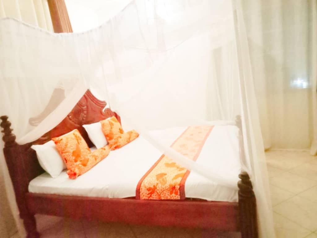 Riverside Resort Hotel Kabale 外观 照片