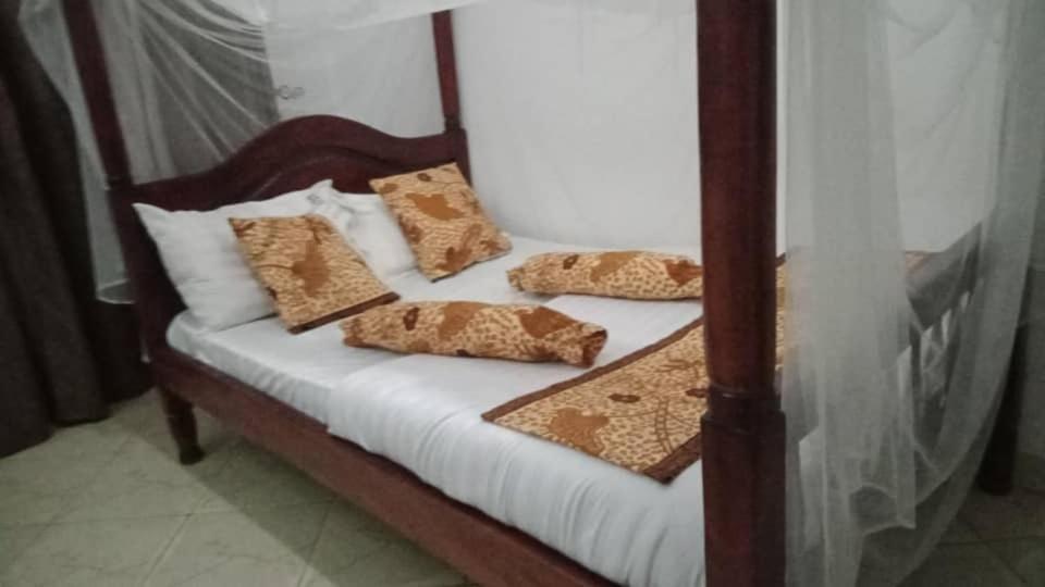 Riverside Resort Hotel Kabale 外观 照片