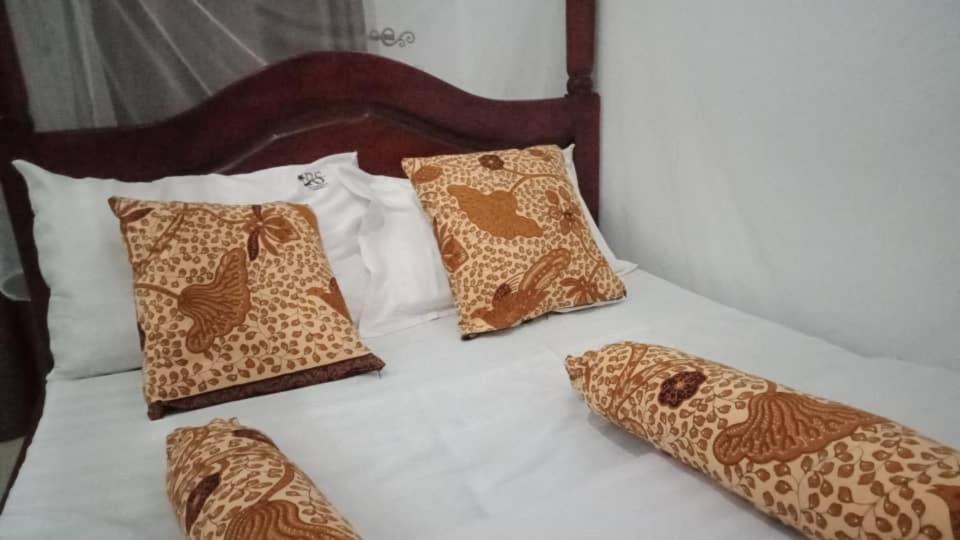 Riverside Resort Hotel Kabale 外观 照片