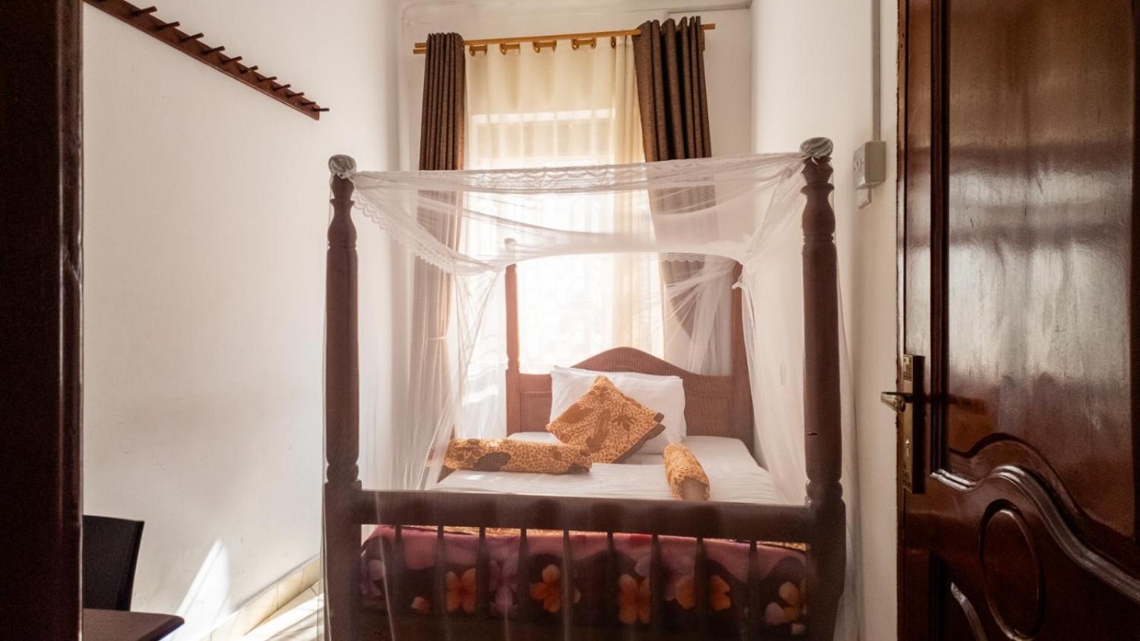 Riverside Resort Hotel Kabale 外观 照片