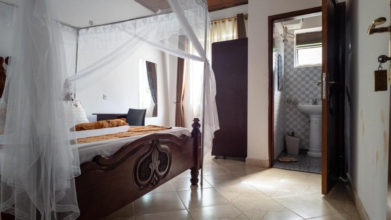 Riverside Resort Hotel Kabale 外观 照片
