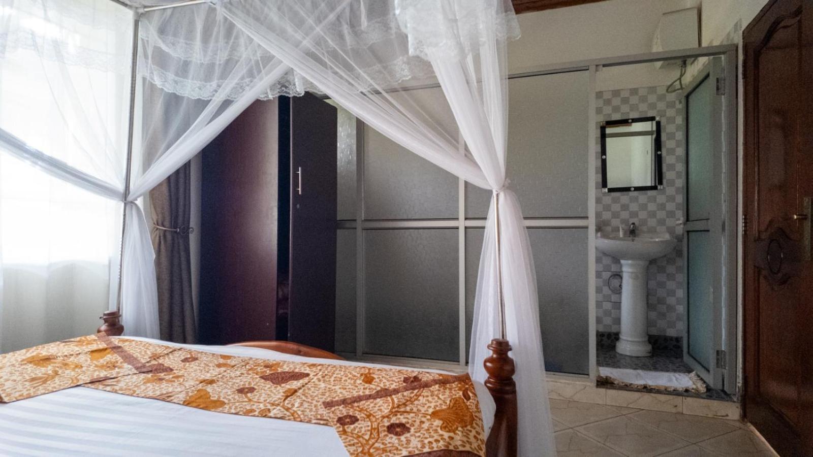Riverside Resort Hotel Kabale 外观 照片