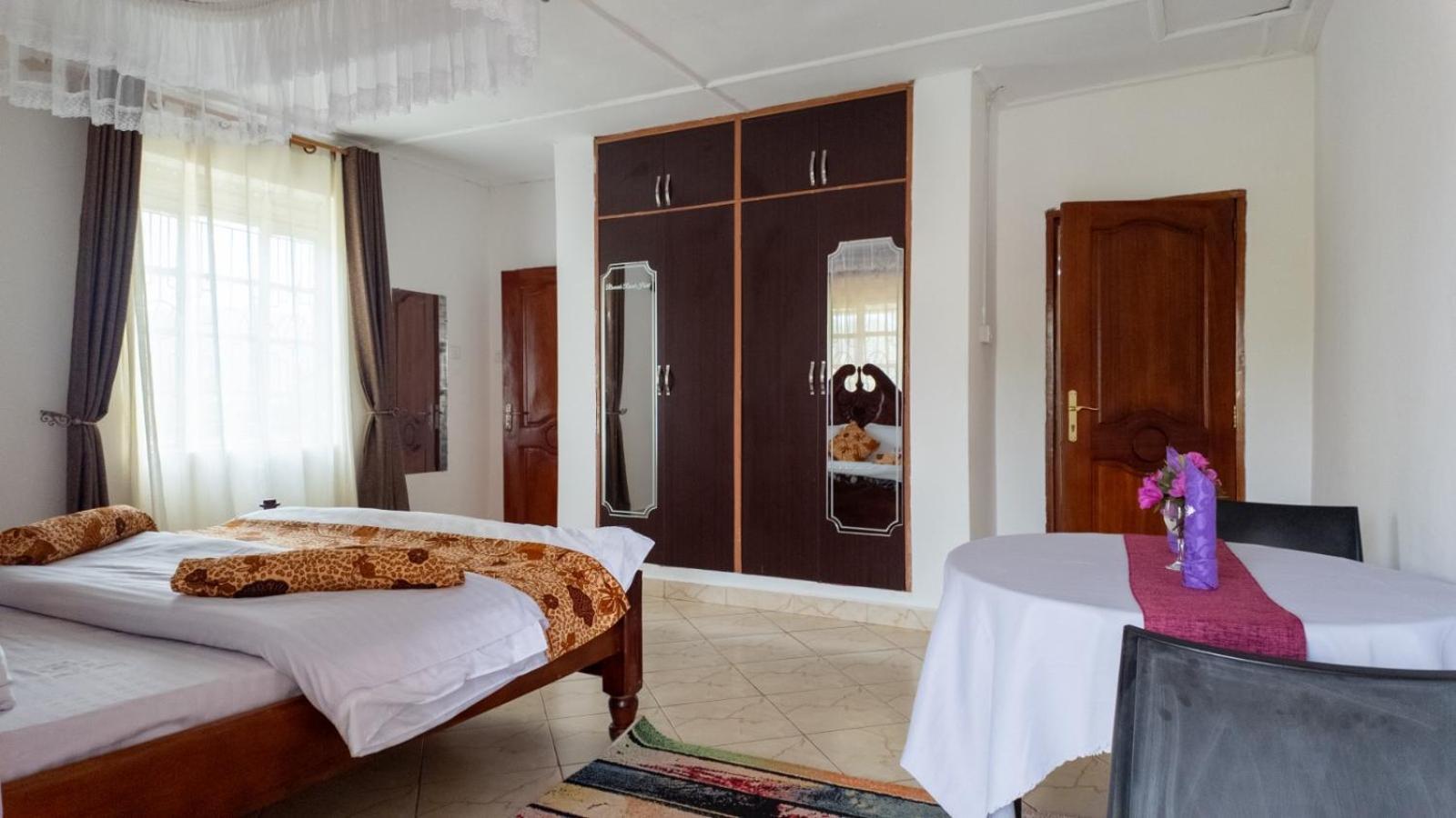 Riverside Resort Hotel Kabale 外观 照片