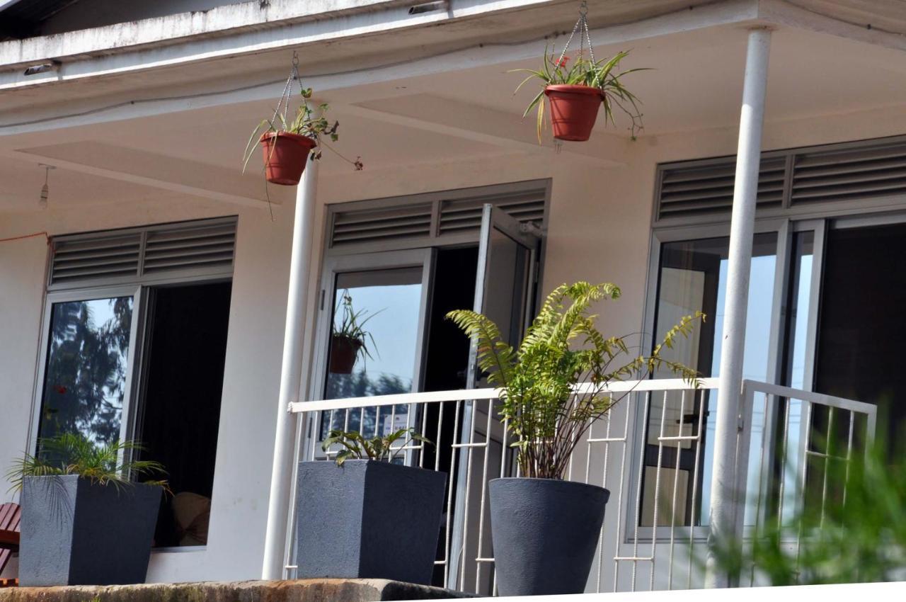 Riverside Resort Hotel Kabale 外观 照片